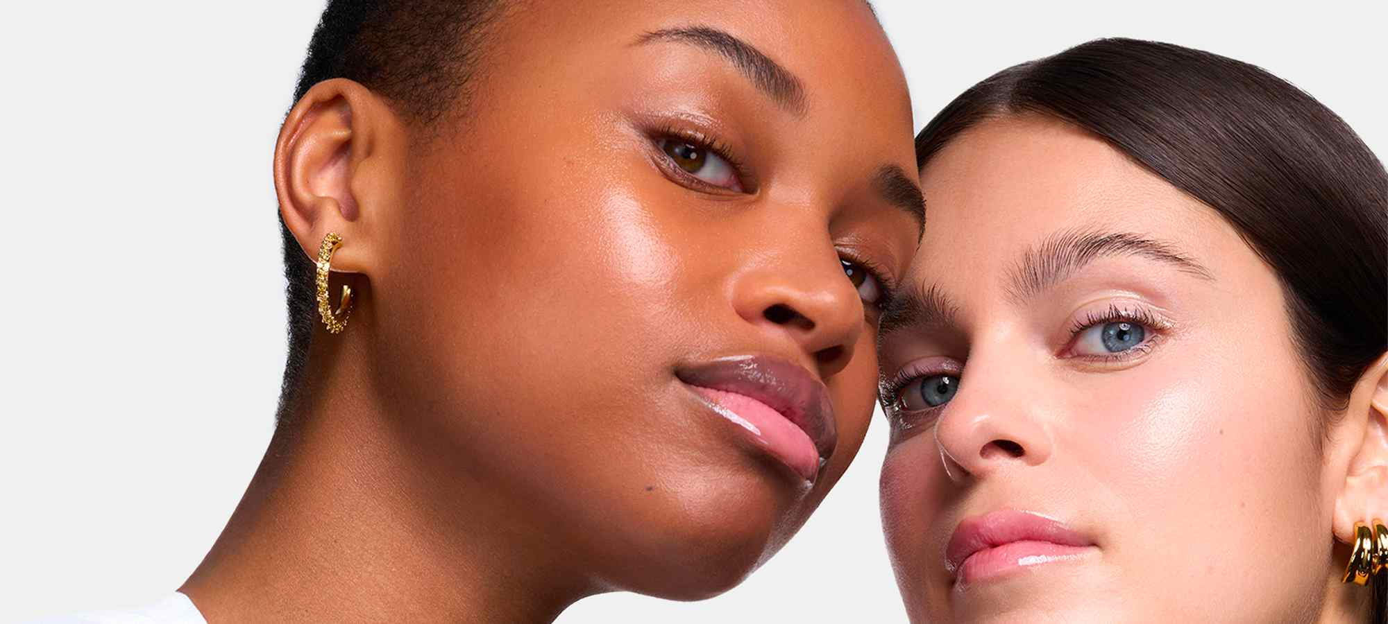 Glass Skin | 2 γυναικεία πρόσωπα, μια μελαχρινή και μια λευκή γυναίκα