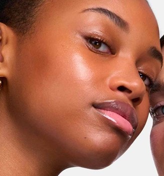 Glass Skin | 2 γυναικεία πρόσωπα, μια μελαχρινή και μια λευκή γυναίκα