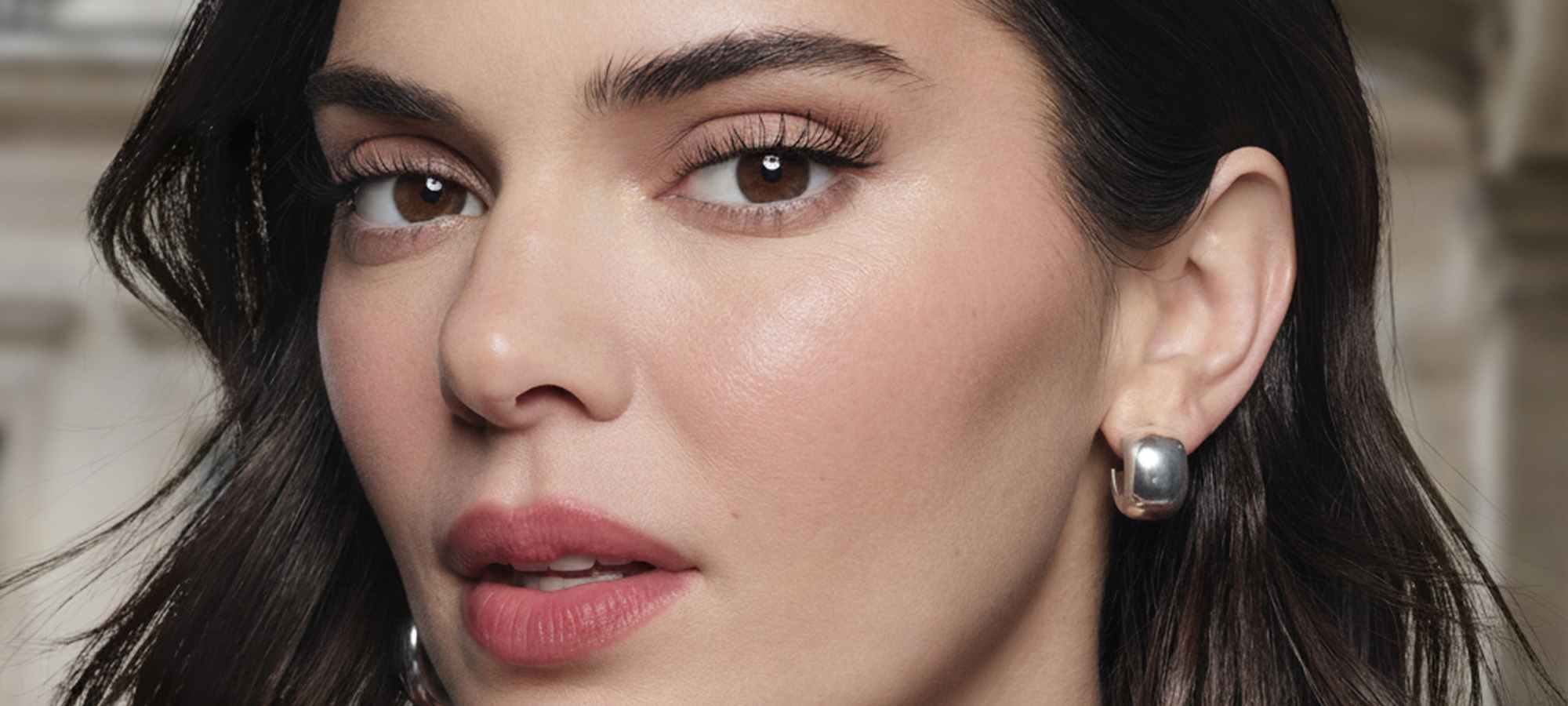 Lip Stain κορίτσι που κοιτά την κάμερα