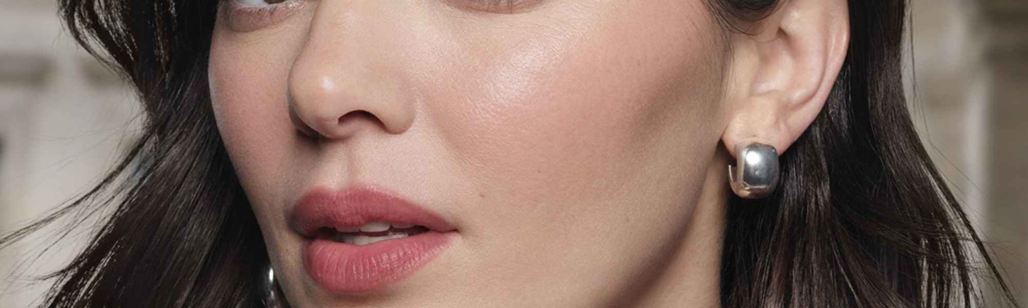 Lip Stain κορίτσι που κοιτά την κάμερα