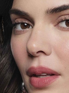 Lip Stain κορίτσι που κοιτά την κάμερα