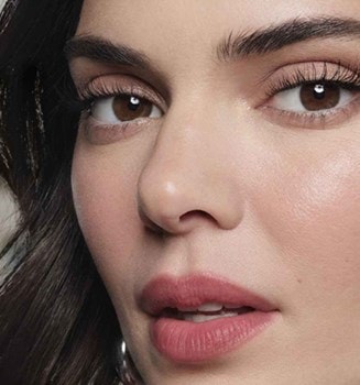 Lip Stain κορίτσι που κοιτά την κάμερα