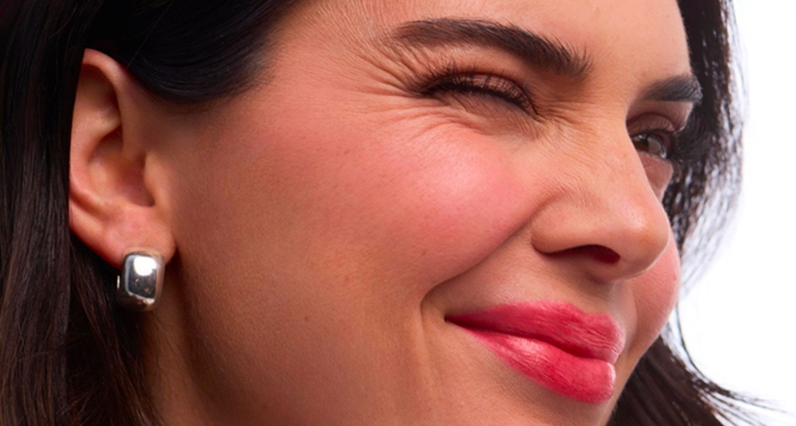 Lip Stain Κορίτσι που κλείνει το μάτι