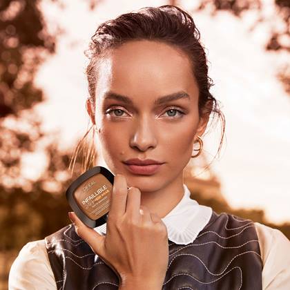 OAP ECOM MAKEUP FACE BRONZER 2021 EU PACK IN HAND