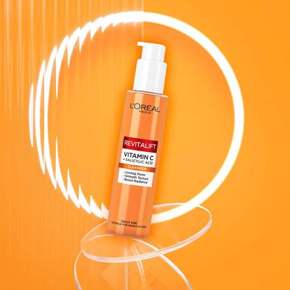 Revitalift Vitamin Cleanser Packshot Staging